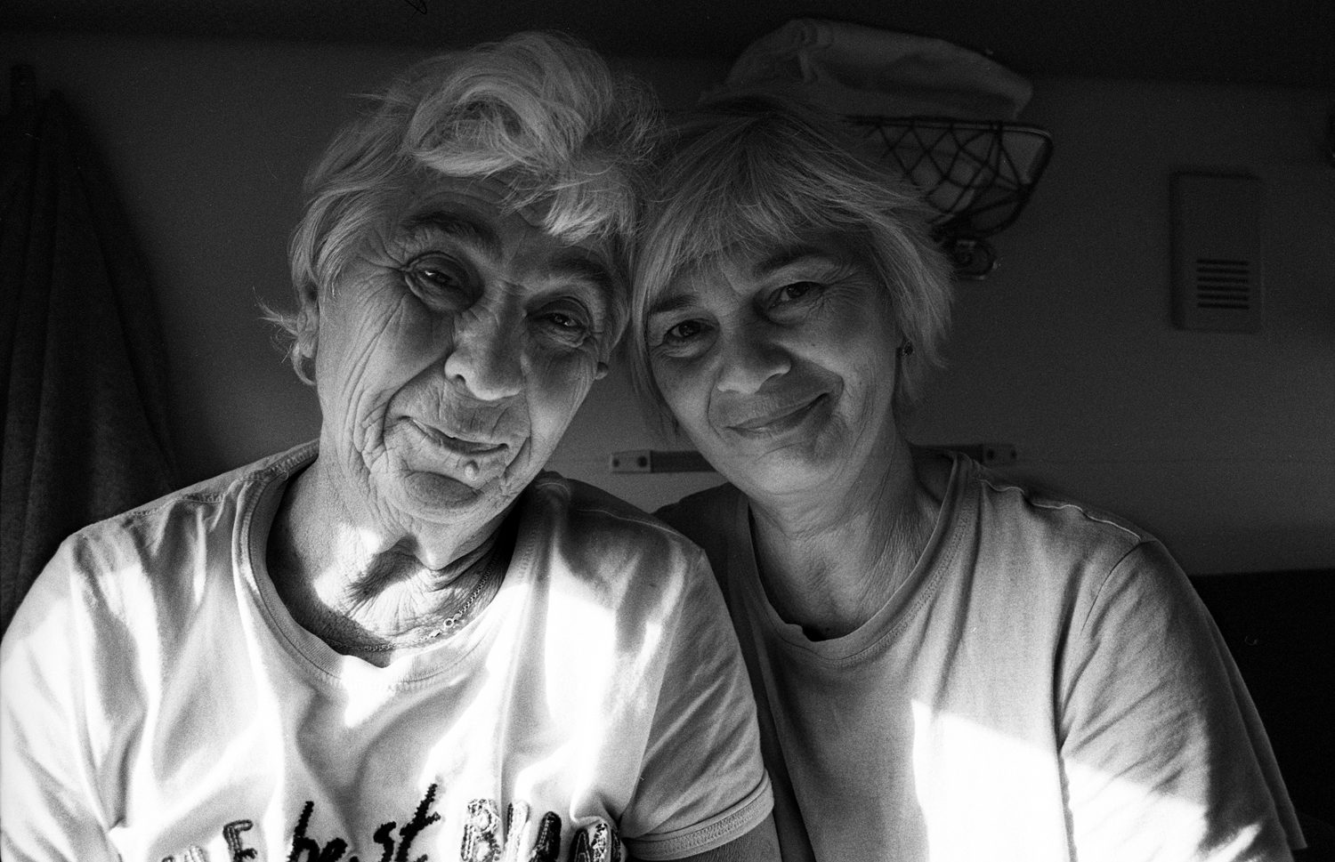 Anya Bocharova (sush). Portfolio. Refugees from Ukraine to Europe, war 24.02.22-. Нина и Наташа, Велика Лепетиха, Украина