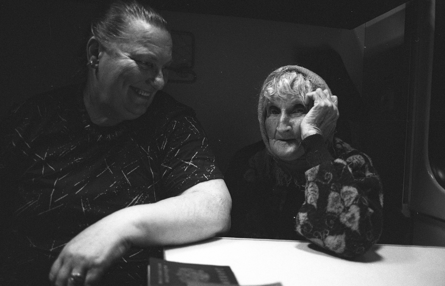 Anya Bocharova (sush). Portfolio. Refugees from Ukraine to Europe, war 24.02.22-. Валя, c. Новоросійське, Скадовский р-н и баба Валя 25.05.1945, с. Гранітне, Волновахский р-н,Украина