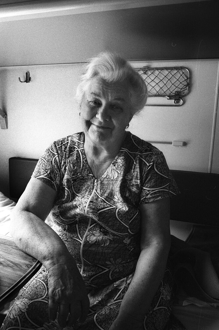 Anya Bocharova (sush). Portfolio. Refugees from Ukraine to Europe, war 24.02.22-. Нелли Георгиевна, 1951 г.р., Н.Каховка, Украина