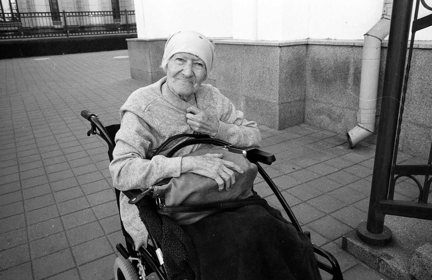 Аня Бочарова (sush). Портфолио. Беженцы из Украины в Европу, война 24.2.2022-. Ольга Петровна 1934 (альцгеймер) Олешки